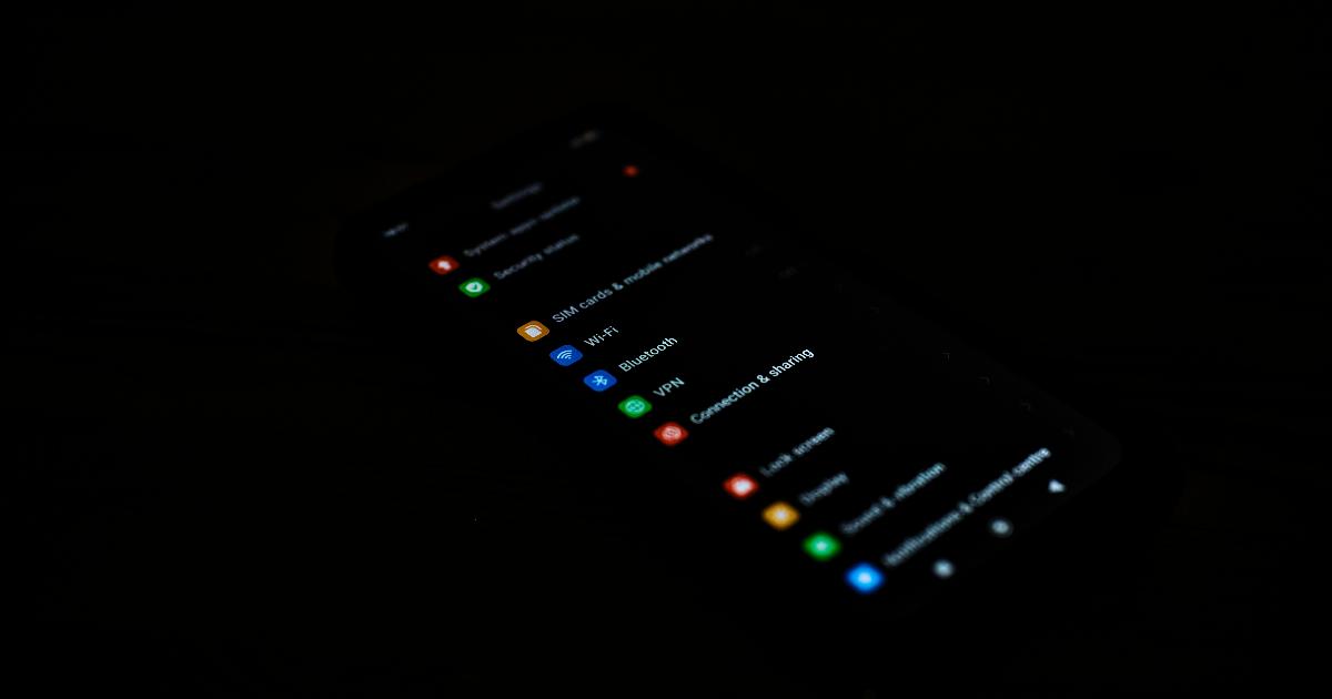 A smartphone battery settings screen showing dark mode, refresh rate, and always-on display options that affect battery life