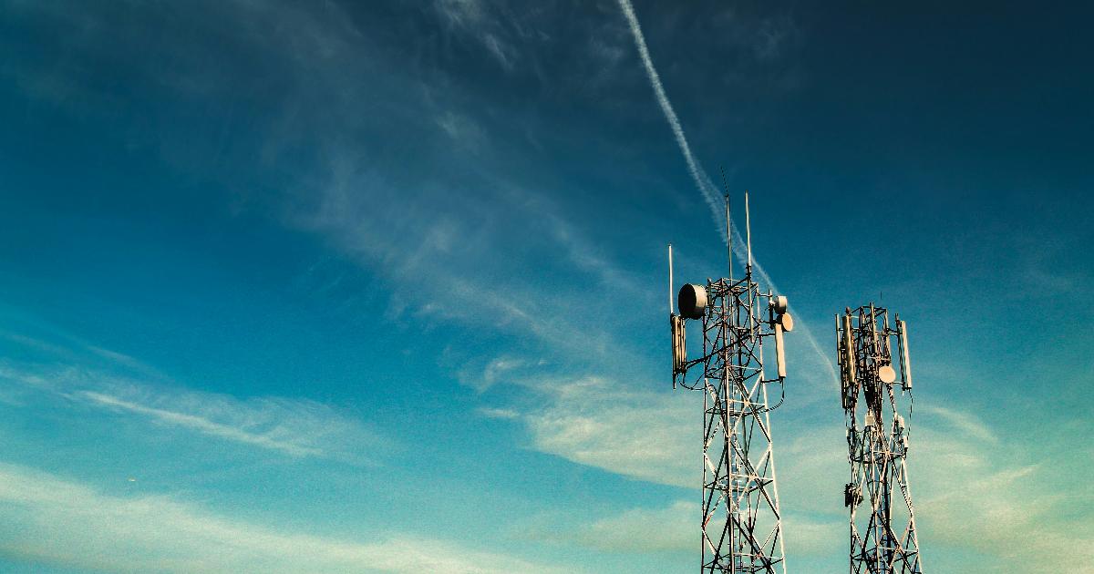 Full fibre and 5G network infrastructure showing layered connectivity across homes, tunnels, and remote areas